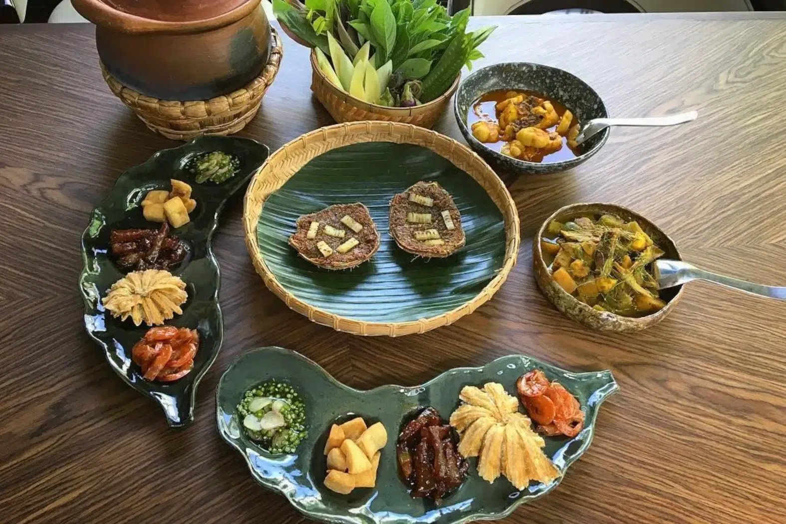 Signature dishes include gaeng som (sour fish curry) made with young mangosteen, gaeng tai pla (a curry with fermented fish innards), and gaeng leung