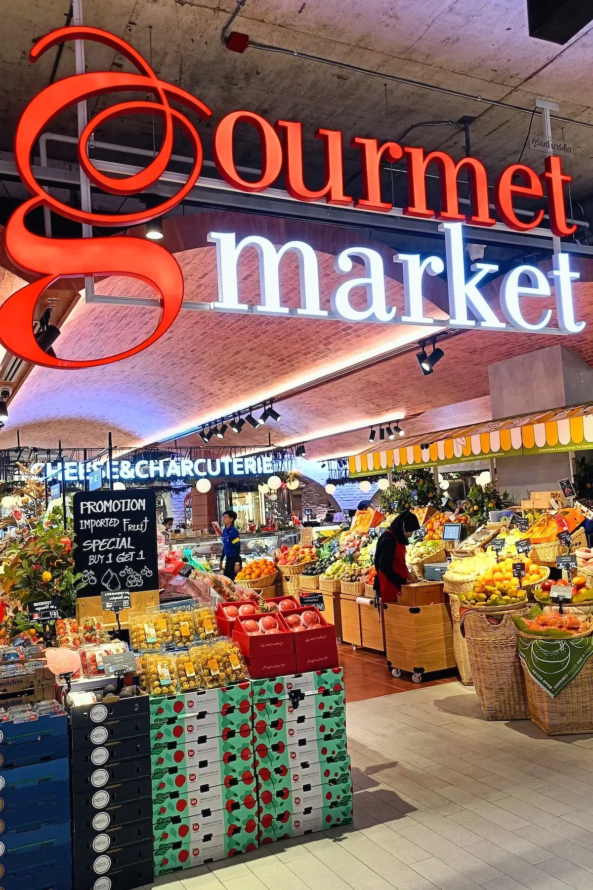 This the Gourmet Market in EmSphere Mall located next to the BTS Station of Phrom Pong in Bangkok. This market proposes all type of fresh food, fruits and vegs, meats and many more.