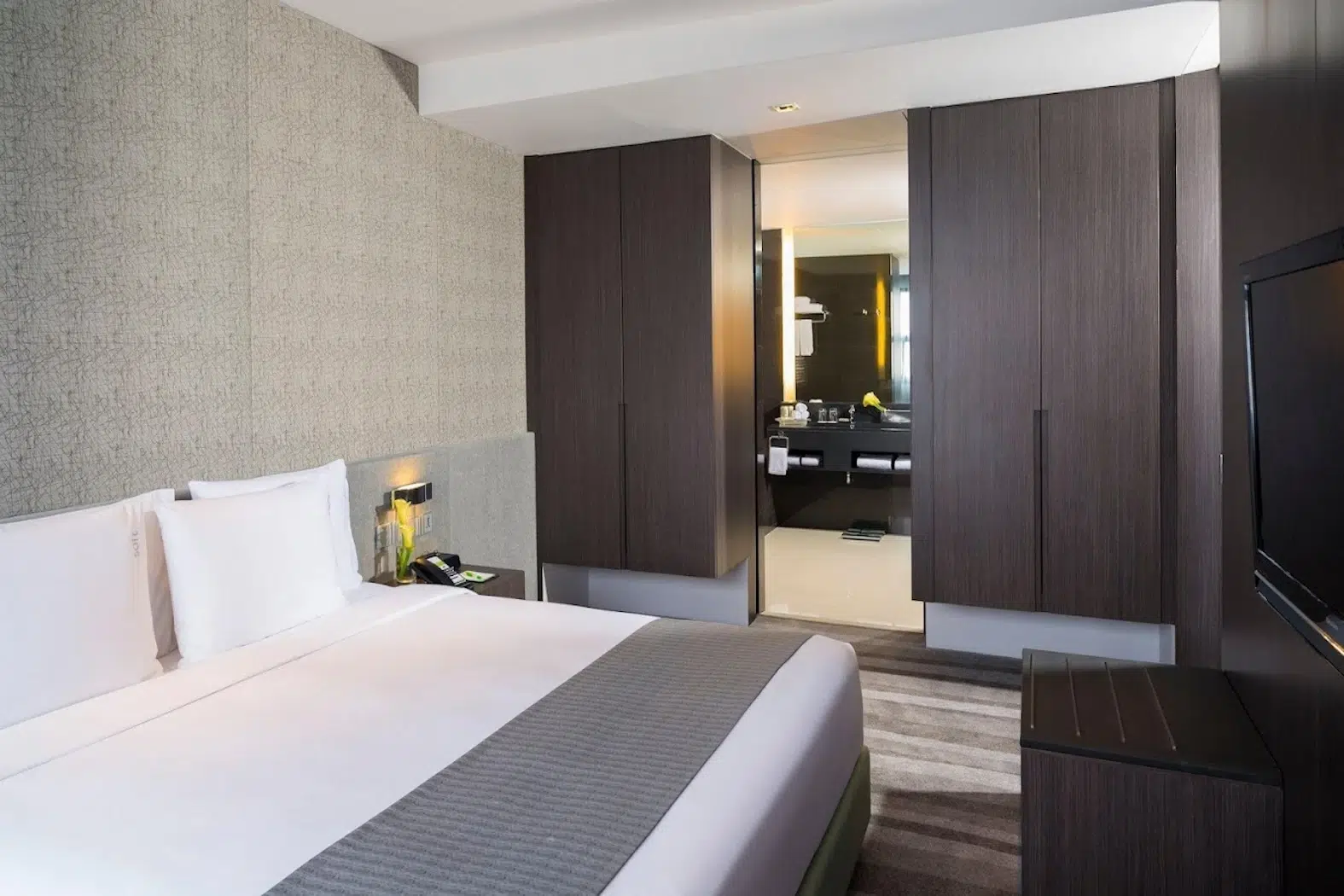 This is a modern bedroom from the Holiday Inn hotel located in the Sukhumvit area in Bangkok.