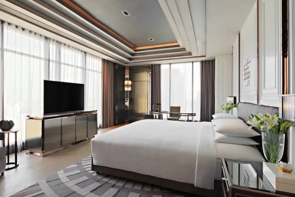 This a the classy suite room from the Marriott Hotel located in the area on Sukhumvit in Bangkok.